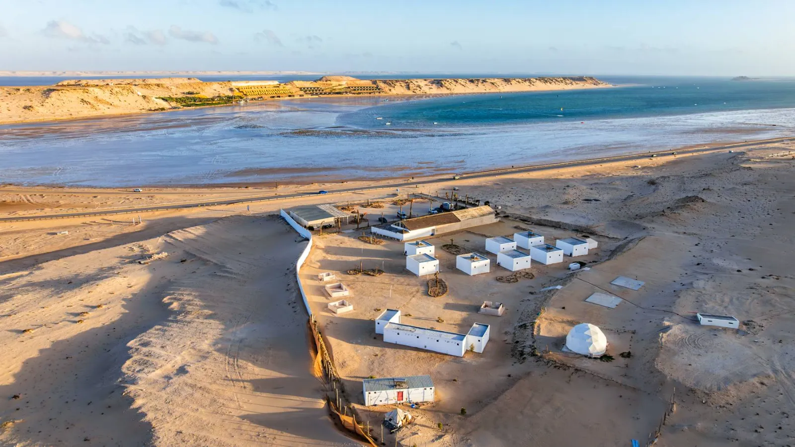 Vue aérienne du camp Desert Sands au bord de la lagune de Dakhla