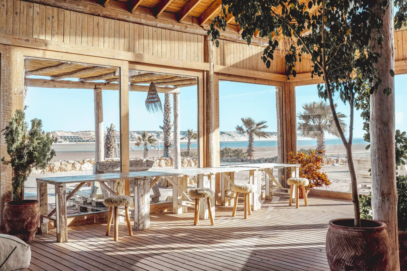Terrasse du restaurant Desert Sands face à la lagune de Dakhla